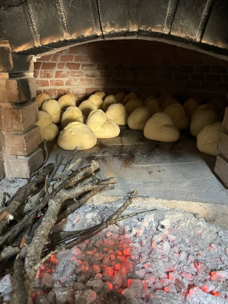 Cottura del pane nel forno a legna